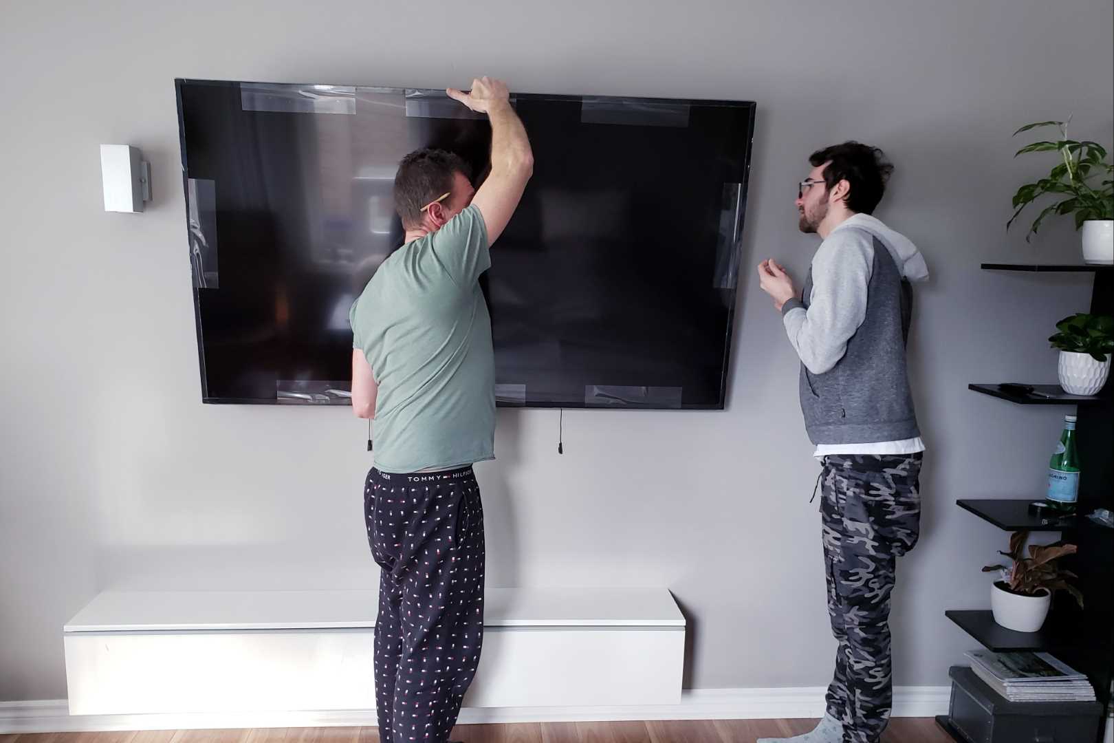 father-and-son-installing-new-flat-screen-tv-2022-11-15-20-55-38-utc (wordpress1620x1080)